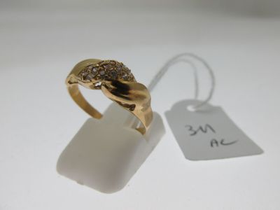 une photo d'une bague en or sertie de diamants, accompagnée d'une étiquette de prix