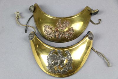 deux pièces d'or et d'argent sur un fond blanc