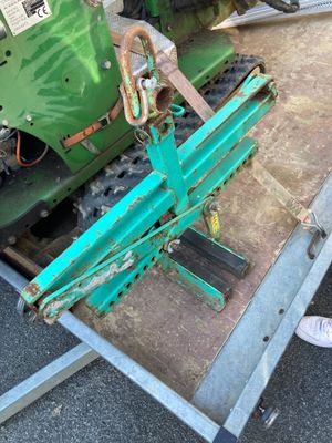 une machine verte posée sur le sol