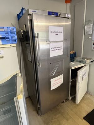 un réfrigérateur dans la cuisine, avec une affiche sur la porte