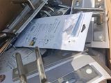 une boîte en carton avec un tas d'outils à l'intérieur