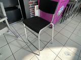 une chaise posée devant un réfrigérateur
