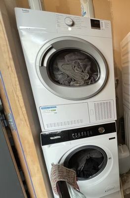 un lave-linge et un sèche-linge dans une petite pièce