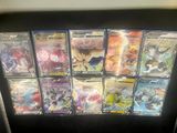 de nombreuses cartes Pokémon exposées sur une table