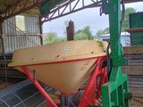 une photo d'un bateau en train d'être chargé sur une palette