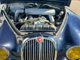 une voiture bleue avec un capot noir et un moteur noir