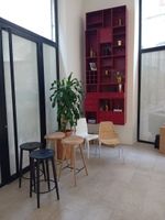 12 modules d'étagères (vides), 4 tabourets, 2 chaises et 1 p…