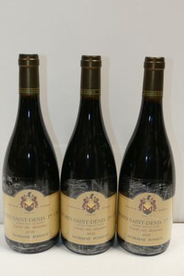 trois bouteilles de vin posées sur une table l'une à côté de l'autre