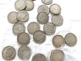 un lot de pièces de monnaie posées sur une table