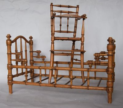 un lit avec un cadre en bois et une chaise posée dessus