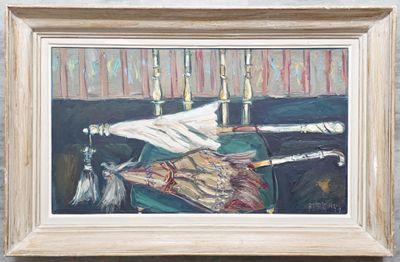 un tableau accroché au mur d'une pièce où se trouvent une table et des chaises