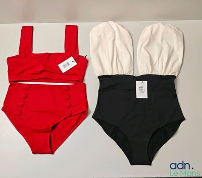 Deux maillots de bain sont posés sur une table, avec une étiquette de prix dessus.