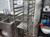une étagère métallique sur laquelle sont posés plusieurs plateaux