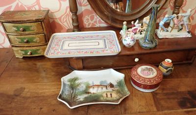 une commode avec un miroir et un plateau orné d'une image