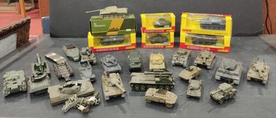 de nombreux véhicules militaires miniatures exposés sur une table