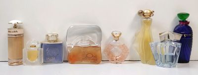 Lot de 8 articles de décoration (flacons factices) relatifs …