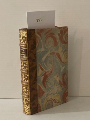un petit livre posé sur une table