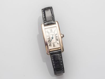 un gros plan d'une montre sur une surface blanche avec un fond blanc