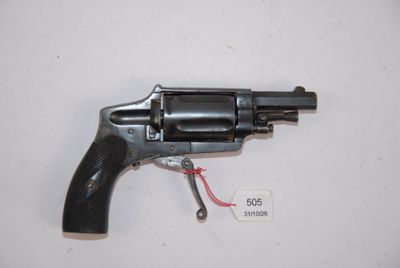 gros plan d'un revolver sur une surface blanche