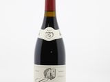 une bouteille de vin rouge posée sur une table