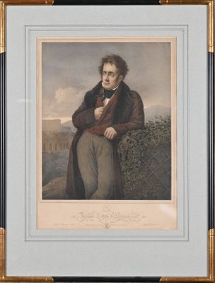 portrait d'un homme vêtu d'un manteau marron, debout devant une clôture