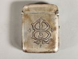 un briquet en argent orné d'un motif