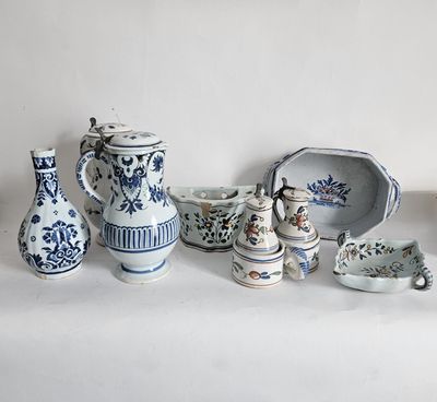de nombreux vases bleus et blancs de styles variés sur la table