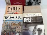 trois livres sont posés sur une table recouverte d'une nappe blanche