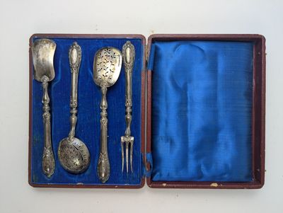 une boîte contenant de l'argenterie, posée sur une table