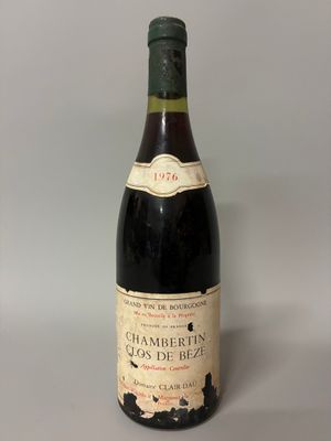 une bouteille de vin posée sur une table