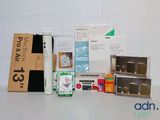 de nombreux objets posés ensemble sur la table