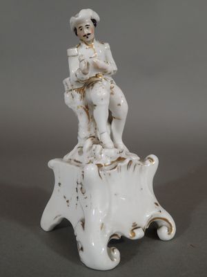 une figurine représentant un homme assis sur une souche d'arbre