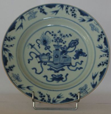 1 ASSIETTE en porcelaine bleu sur blanc de nature morte en s…