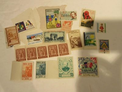 de nombreux types de timbres sur la table