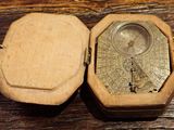 une petite boîte en bois avec une horloge à l'intérieur