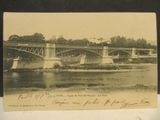 une vieille photo d'un pont enjambant une rivière