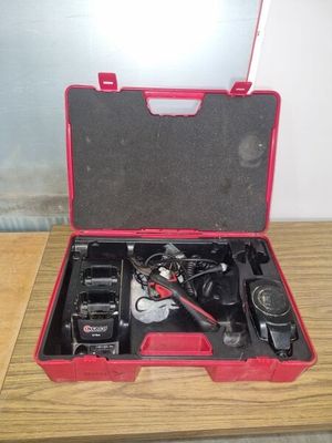 une mallette rouge contenant une radio et d'autres objets