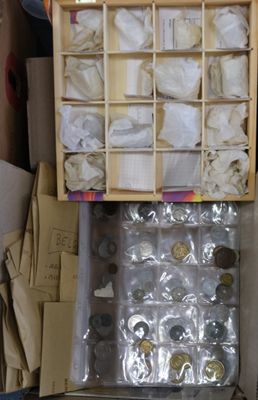 une boîte d'objets assortis posée sur une table