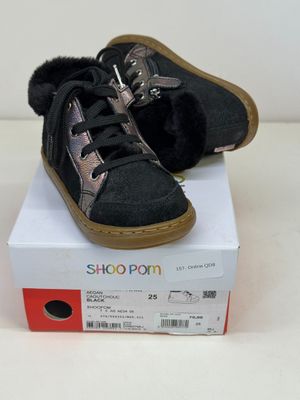une boîte sur laquelle est posée une paire de chaussures