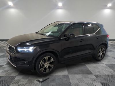 un 4x4 noir garé dans un garage au sol en damier