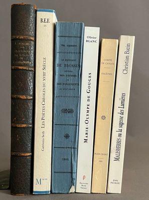 beaucoup de livres qui traînent sur une étagère