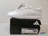 une paire de chaussures blanches posée sur une boîte