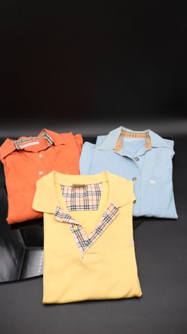 BURBERRY – deux chemises en coton : une bleue Taille 42 et une or...