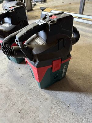 deux outils qui traînent par terre dans le garage