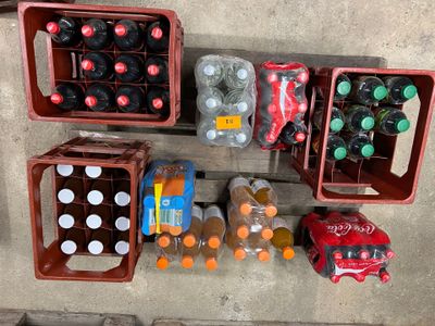 de nombreuses bouteilles et canettes de soda accrochées au mur