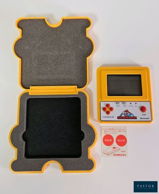un appareil électronique jaune et noir contenant un jeu