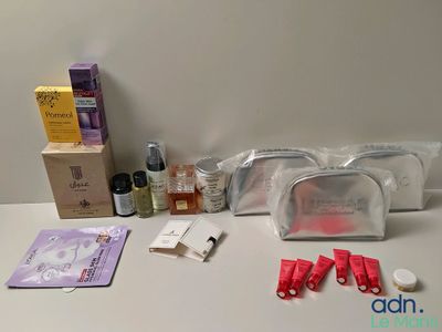 un grand nombre d'objets posés sur une table