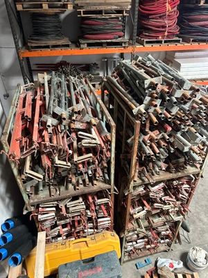 Il y a toutes sortes d'outils dans ce garage