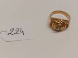 une bague en or sertie d'un diamant, avec une étiquette indiquant son prix