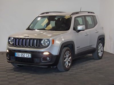 La Jeep Renegade est garée dans un showroom au sol carrelé d'un motif à damier